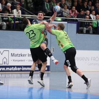 Lukas Boehm (DJK Rimpar Woelfe 10) gegen Korn Smits (TV Emsdetten 23)(links) und Andre Kropp (TV Emsdetten 31)(rechts) , TV Emsdetten vs DJK Rimpar Woelfe, Handball, 2. Bundesliga, 10.02.2019, TV Emsdetten vs DJK Rimpar Woelfe, Handball, 2. Bundesliga, 10.02.2019 Emsdetten Copyright: xEIBNER JanxStrohdiekx EP_JSK