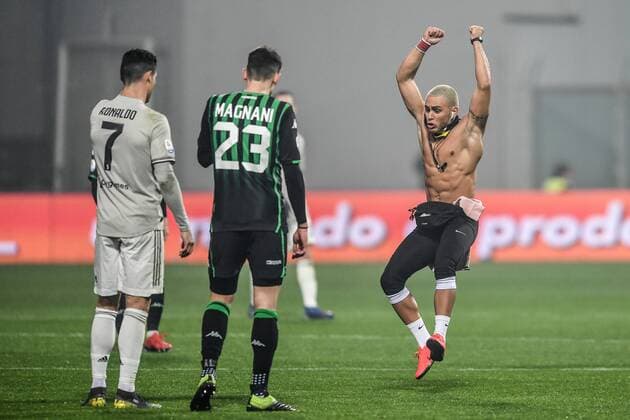 Sport Themen der Woche KW06 Sport Bilder des Tages Pitch invasion, Cristiano Ronaldo Juventus, Giangiacomo Magnani Sassuolo. Reggio Emilia 10-2-2019 Stadio Mapei, Football Serie A 2018 2019 Sassuolo - Juventus Foto Andrea Staccioli Insidefoto andreaxstaccioli