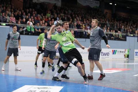 Yannick Draeger (TV Emsdetten 19) vorbei an Patrick Schmidt (DJK Rimpar Woelfe 17)(hinten) , TV Emsdetten vs DJK Rimpar Woelfe, Handball, 2. Bundesliga, 10.02.2019, TV Emsdetten vs DJK Rimpar Woelfe, Handball, 2. Bundesliga, 10.02.2019 Emsdetten Copyright: xEIBNER JanxStrohdiekx EP_JSK