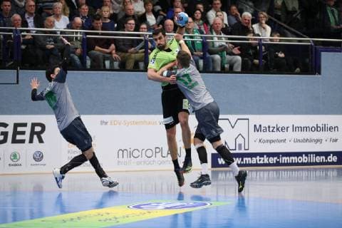 Janko Bozovic (TV Emsdetten 77) gegen Patrick Schmidt (DJK Rimpar Woelfe 17)(rechts) und Benjamin Herth (DJK Rimpar Woelfe 64)(links) , TV Emsdetten vs DJK Rimpar Woelfe, Handball, 2. Bundesliga, 10.02.2019, TV Emsdetten vs DJK Rimpar Woelfe, Handball, 2. Bundesliga, 10.02.2019 Emsdetten Copyright: xEIBNER JanxStrohdiekx EP_JSK