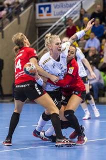 Ludwigsburg, Deutschland 10. Februar 2019: EHF-Cup - 18 19 - SG BBM Bietigheim vs. SC Magura Cisnadie v.li. Ada Emilia Moldovan (Cisnadie), Luisa Schulze (Bietigheim), Larissa Da Silva (Cisnadie) Ludwigsburg MHP Arena Baden-Württemberg Deutschland