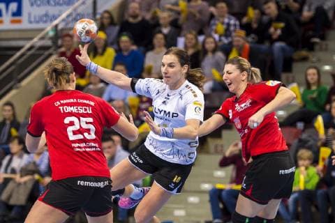 Ludwigsburg, Deutschland 10. Februar 2019: EHF-Cup - 18 19 - SG BBM Bietigheim vs. SC Magura Cisnadie Andrada Tomescu (Cisnadie), Karolina Kudlacz-Gloc (Bietigheim), Ludwigsburg MHP Arena Baden-Württemberg Deutschland