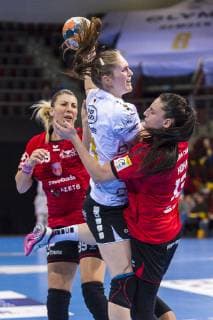 Ludwigsburg, Deutschland 10. Februar 2019: EHF-Cup - 18 19 - SG BBM Bietigheim vs. SC Magura Cisnadie v.li. Oana-Valentina Apetrei (Cisnadie), Laura van der Heijden (Bietigheim), Paula Hoha (Cisnadie) Ludwigsburg MHP Arena Baden-Württemberg Deutschland