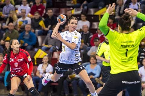 Ludwigsburg, Deutschland 10. Februar 2019: EHF-Cup - 18 19 - SG BBM Bietigheim vs. SC Magura Cisnadie v.li. Larissa da Silva (Cisnadie), Fie Woller (Bietigheim), Gabriela Dias Moreschi (Cisnadie) Ludwigsburg MHP Arena Baden-Württemberg Deutschland