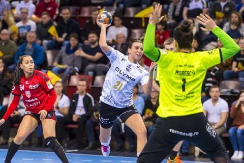 Ludwigsburg, Deutschland 10. Februar 2019: EHF-Cup - 18 19 - SG BBM Bietigheim vs. SC Magura Cisnadie v.li. Larissa da Silva (Cisnadie), Fie Woller (Bietigheim), Gabriela Dias Moreschi (Cisnadie) Ludwigsburg MHP Arena Baden-Württemberg Deutschland
