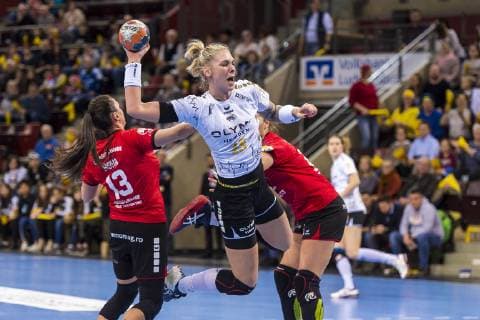 Ludwigsburg, Deutschland 10. Februar 2019: EHF-Cup - 18 19 - SG BBM Bietigheim vs. SC Magura Cisnadie v.li. Paula Hoha (Cisnadie), Luisa Schulze (Bietigheim) Ludwigsburg MHP Arena Baden-Württemberg Deutschland