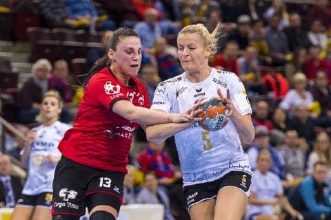 Ludwigsburg, Deutschland 10. Februar 2019: EHF-Cup - 18 19 - SG BBM Bietigheim vs. SC Magura Cisnadie v.li. Paula Hoha (Cisnadie), Antje Lauenroth (Bietigheim) Ludwigsburg MHP Arena Baden-Württemberg Deutschland