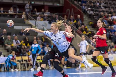 Ludwigsburg, Deutschland 10. Februar 2019: EHF-Cup - 18 19 - SG BBM Bietigheim vs. SC Magura Cisnadie Antje Lauenroth (Bietigheim), Paula Hoha (Cisnadie) Ludwigsburg MHP Arena Baden-Württemberg Deutschland