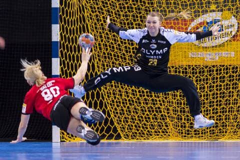 Ludwigsburg, Deutschland 10. Februar 2019: EHF-Cup - 18 19 - SG BBM Bietigheim vs. SC Magura Cisnadie v.li. Roxana Gatzel (Cisnadie), Torhueterin Valentyna Salamakha (Bietigheim) Ludwigsburg MHP Arena Baden-Württemberg Deutschland