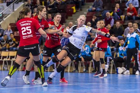 Ludwigsburg, Deutschland 10. Februar 2019: EHF-Cup - 18 19 - SG BBM Bietigheim vs. SC Magura Cisnadie v. li. im Zweikampf Oana-Valentina Apetrei (Cisnadie) und Luisa Schulze (Bietigheim) Ludwigsburg MHP Arena Baden-Württemberg Deutschland