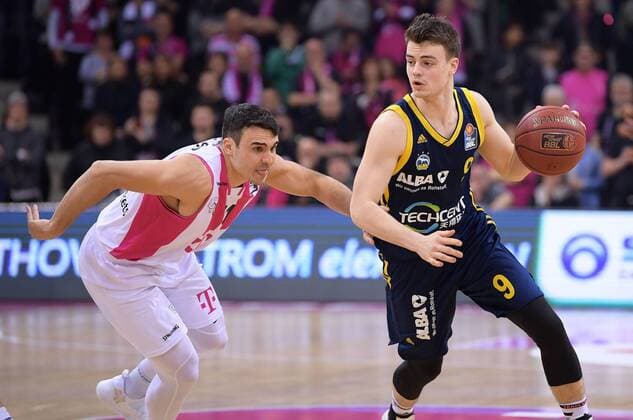 Bonn, Telekom Dome, 10.02.2019: Berlins Jonas Mattisseck (rechts) im Zweikampf mit Bonns Anthony DiLeo im Spiel der easyCredit Basketball Bundesliga Saison 2018 19 zwischen den Telekom Baskets Bonn gegen ALBA BERLIN am Sonntag den 10. Februar 2019 im Telekom Dome, Bonn.