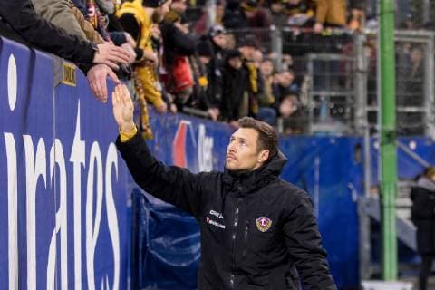 Sören Gonther bedankt sich in der Kurve bei den mitgereisten Fans. 11.02.2019, Fussball, GER, 2. Bundesliga, 21. Spieltag, Hamburger SV - SG Dynamo Dresden (Endstand 1:0), Volksparkstadion, Hamburger SV vs. SG Dynamo Dresden