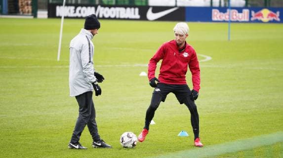 RB Leipzig - Training Fussball Leipzig, 12.02.2019, Red Bull Akademie, Fußball, 1.Bundesliga , RB Leipzig, Training , Im Bild v.l.; Einzeltraining Fitnesscoach Mark Palmer und Kevin Kampl. ,