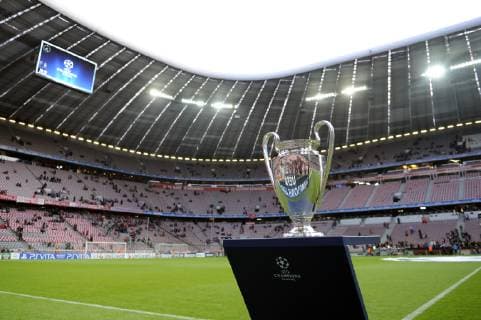 Champions League Finale 2021: Muenchen beschliesst offenbar Bewerbung. Archivfoto: Trophaee,Pokal,Pott steht auf einem Sockel in der Allianz Arena.Sachaufnahme. Fussball Champions League Halbfinale FC Bayern Muenchen-Real Madrid. A L L I A N Z A R E N A ,17.04.2012.