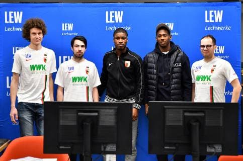 13.02.2019, xemx, eSports VBL Club Championship, FC Augsburg - FSV Mainz 05 emspor, v.l. Lukas Rathgeb (PlayStation 4), Yannic Bederke (Xbox One), Kevin Danso (FC Augsburg 38), Reece Oxford (FC Augsburg 5) und Philipp Bederke (Xbox One) (DFL DFB REGULATIONS PROHIBIT ANY USE OF PHOTOGRAPHS as IMAGE SEQUENCES and or QUASI-VIDEO) Augsburg *** 13 02 2019 xemx eSports VBL Club Championship FC Augsburg FSV Mainz 05 emspor v l Lukas Rathgeb PlayStation 4 Yannic Bederke Xbox One Kevin Danso FC Augsburg 38 Reece Oxford FC Augsburg 5 and Philipp Bederke Xbox One DFL DFB REGULATIONS PROHIBIT ANY USE OF PHOTOGRAPHS as IMAGE SEQUENCES and or QUASI VIDEO Augsburg