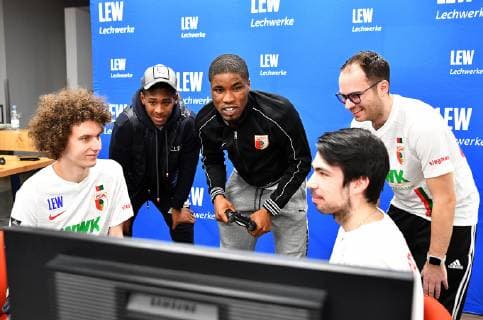 13.02.2019, xemx, eSports VBL Club Championship, FC Augsburg - FSV Mainz 05 emspor, v.l. Lukas Rathgeb (PlayStation 4), Reece Oxford (FC Augsburg 5), Kevin Danso (FC Augsburg 38), Yannic Bederke (Xbox One) und Philipp Bederke (Xbox One) (DFL DFB REGULATIONS PROHIBIT ANY USE OF PHOTOGRAPHS as IMAGE SEQUENCES and or QUASI-VIDEO) Augsburg *** 13 02 2019 xemx eSports VBL Club Championship FC Augsburg FSV Mainz 05 emspor v l Lukas Rathgeb PlayStation 4 Reece Oxford FC Augsburg 5 Kevin Danso FC Augsburg 38 Yannic Bederke Xbox One and Philipp Bederke Xbox One DFL DFB REGULATIONS PROHIBIT ANY USE OF PHOTOGRAPHS as IMAGE SEQUENCES and or QUASI VIDEO Augsburg