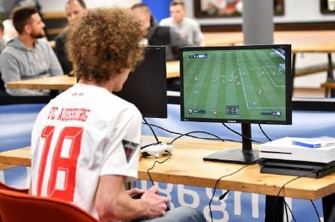 13.02.2019, xemx, eSports VBL Club Championship, FC Augsburg - FSV Mainz 05 emspor, v.l. Lukas Rathgeb (PlayStation 4) (DFL DFB REGULATIONS PROHIBIT ANY USE OF PHOTOGRAPHS as IMAGE SEQUENCES and or QUASI-VIDEO) Augsburg *** 13 02 2019 xemx eSports VBL Club Championship FC Augsburg FSV Mainz 05 emspor v l Lukas Rathgeb PlayStation 4 DFL DFB REGULATIONS PROHIBIT ANY USE OF PHOTOGRAPHS as IMAGE SEQUENCES and or QUASI VIDEO Augsburg