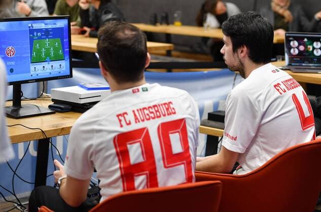 13.02.2019, xemx, eSports VBL Club Championship, FC Augsburg - FSV Mainz 05 emspor, v.l. Yannic Bederke (Xbox One) und Philipp Bederke (Xbox One) (DFL DFB REGULATIONS PROHIBIT ANY USE OF PHOTOGRAPHS as IMAGE SEQUENCES and or QUASI-VIDEO) Augsburg *** 13 02 2019 xemx eSports VBL Club Championship FC Augsburg FSV Mainz 05 emspor v l Yannic Bederke Xbox One and Philipp Bederke Xbox One DFL DFB REGULATIONS PROHIBIT ANY USE OF PHOTOGRAPHS as IMAGE SEQUENCES and or QUASI VIDEO Augsburg