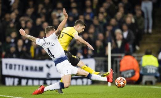 London, 13.02.2019 Christian Pulisic (BvB), Toby Alderweireld (Hotspur) Tottenham Hotspur - Borussia Dortmund