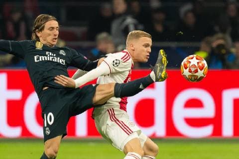 Amsterdam, Netherlands, 13.02.2019, UEFA Champions League - 2018 19 Season, Viertelfinale, Ajax Amsterdam - Real Madrid, Luka Modric (Real Madrid) und Donny van de Beek (Ajax Amsterdam) im zweikampf, battle for the ball ( DeFodi001