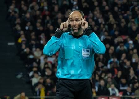 Sport Bilder des Tages Football - 2018 2019 UEFA Champions League - Round of Sixteen, First Leg: Tottenham Hotspur vs. Borussia Dortmund Referee Antonio Mateu Lahoz (ESP) tells Jan Vertonghen (Tottenham FC) to think at Wembley Stadium. COLORSPORT DANIEL BEARHAM  csp_tot_dor_130219_