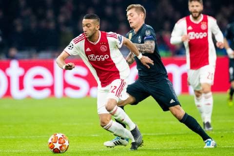 Hakim Ziyech of Ajax, Toni Kroos of Real Madrid during the UEFA Champions League round of 16 match Ajax Amsterdam and Real Madrid at the Johan Cruijff Arena on February 13, 2019 in Amsterdam, The Netherlands UEFA Champions League 2018 2019 xVIxVIxImagesx xTomxBodexMultimediaxIVx 13619912