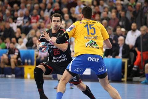SG Flensburg-Handewitt vs RK Celje Pivovarna Lasko, Handball, EHF Champions League Gruppenphase, 13.02.19 Rasmus Lauge Schmidt (SG Flensburg-Handewitt, 25) gegen Drasko Nenadic (RK Celje Pivovarna Lasko, 15)