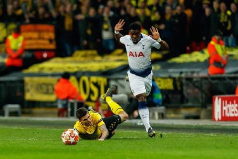 England, London 13.02.2019, UEFA Champions League - 2018 19 Season, Round of 16, First leg, Tottenham Hotspur FC - BV Borussia Dortmund, Serge Aurier (TFC) und Christian Pulisic (BVB) im Zweikampf ( DeFodi048