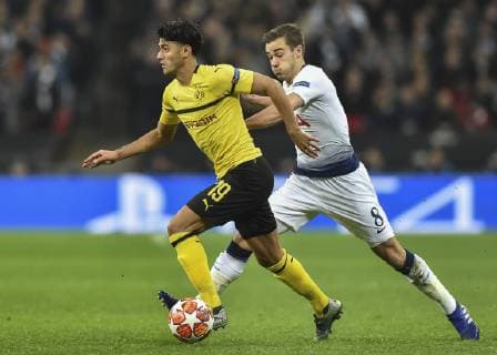 England, London 13.02.2019, UEFA Champions League - 2018 19 Season, Round of 16, First leg, Tottenham Hotspur FC - BV Borussia Dortmund, Mahmoud Dahoud (Borussia Dortmund) and Harry Winks (Tottenham) ( DeFodi056