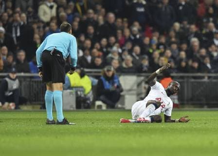 England, London 13.02.2019, UEFA Champions League - 2018 19 Season, Round of 16, First leg, Tottenham Hotspur FC - BV Borussia Dortmund, Moussa Sissoko (Tottenham) gestures at Referee Antonio Mateu Lahzo ( DeFodi056