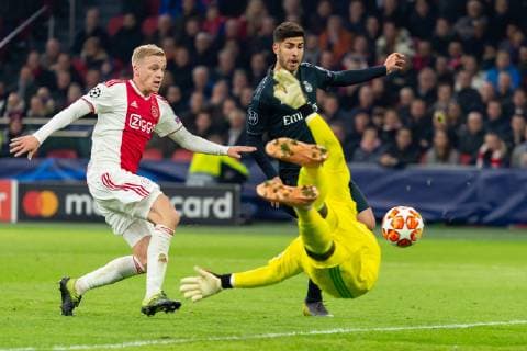 Amsterdam, Netherlands, 13.02.2019, UEFA Champions League - 2018 19 Season, Viertelfinale, Ajax Amsterdam - Real Madrid, Tor zum 1:2 durch Marco Asensio (Real Madrid), Donny van de Beek (Ajax Amsterdam), Marco Asensio (Real Madrid) und Kasper Dolberg (Ajax Amsterdam) im zweikampf, battle for the ball ( DeFodi001