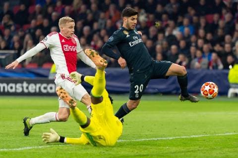 Amsterdam, Netherlands, 13.02.2019, UEFA Champions League - 2018 19 Season, Viertelfinale, Ajax Amsterdam - Real Madrid, Tor zum 1:2 durch Marco Asensio (Real Madrid), Donny van de Beek (Ajax Amsterdam), Kasper Dolberg (Ajax Amsterdam) und Marco Asensio (Real Madrid) im zweikampf, battle for the ball ( DeFodi001
