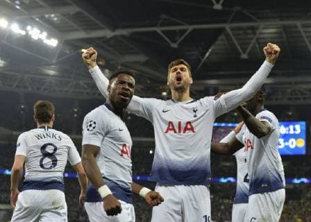 England, London 13.02.2019, UEFA Champions League - 2018 19 Season, Round of 16, First leg, Tottenham Hotspur FC - BV Borussia Dortmund, Fernando Llorente (Tottenham) celebrates his goal with team mates ( DeFodi056