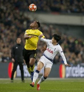(190214) -- LONDON, Feb. 14, 2019 (Xinhua) -- Tottenham Hotspur s Heung-Min Son (R) vies for the ball with Borussia Dortmund s Dan-Axel Zagadou during the UEFA Champions League Round of 16 first Leg match between Tottenham Hotspur and Borussia Dortmund at Wembley Stadium in London, Britain on Feb. 13, 2019. Tottenham Hotspur won 3-0. (Xinhua Matthew Impey) (SP) BRITAIN-LONDON-FOOTBALL-UEFA CHAMPIONS LEAGUE-TOTTENHAM VS DORTMUND 