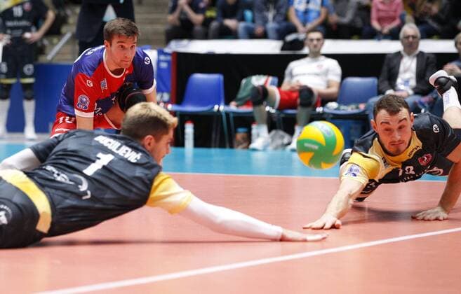 Sport Themen der Woche KW07 Sport Bilder des Tages Deutschland - Frankfurt - 14.02.2019 Volleyball - Hessen - 2019 CEV Volleyball Champions League - Herren Saison 2018 2019 United Volleys Frankfurt (schwarz) - VK Zenit-Kasan (ws) v.l. Maksim Buculjevic (United Volleys - Nr. 1), Moritz Karlitzek (United Volleys - Nr. 13) im Hintergrund Julian Zenger (United Volleys - Nr. 10) United Volleys Frankfurt - VK Zenit-Kasan *** Germany Frankfurt 14 02 2019 Volleyball Hessen 2019 CEV Volleyball Champions League Men Season 2018 2019 United Volleys Frankfurt black VK Zenit Kazan ws v l Maksim Buculjevic United Volleys Nr 1 Moritz Karlitzek United Volleys Nr 13 in Background Julian Zenger United Volleys Nr 10 Sport United Volleys Frankfurt VK Zenit Kazan
