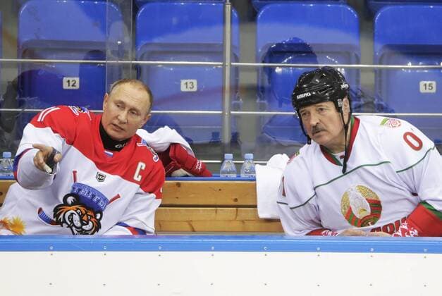 Sport Themen der Woche KW07 Sport Bilder des Tages SOCHI, RUSSIA - FEBRUARY 15, 2019: Russia s President Vladimir Putin (L) and Belarus President Alexander Lukashenko during an Ice hockey Eishockey game at Shayba Arena. Mikhail Metzel TASS  TS0A12FE