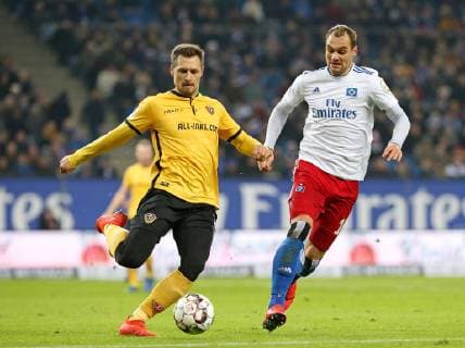 Hamburg, Germany 11.02.2019, 2. Bundesliga, 21. Spieltag, Hamburger SV - Dynamo Dresden, Sören Gonther (Dynamo Dresden), Pierre-Michel Lasogga (Hamburg) ( DeFodi502