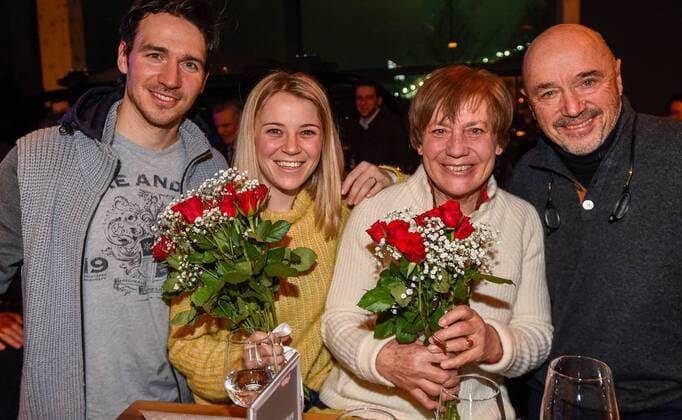 14.02.2019, Tirolberg, Aare, SWE, FIS Weltmeisterschaften Ski Alpin, Medaillenfeier, im Bild v.l. Felix Neureuther mit Miriam Rosi Mittermaier und Christian Neureuther f.l. Felix Neureuther with Miriam Rosi Mittermaier and Christian Neureuther during the medal celebration for the FIS Ski World Championships 2019 at the Tirolberg in Aare, Sweden on 2019 02 14. Aare *** 14 02 2019 Tirolberg Aare SWE FIS World Championships Alpine Skiing Felix Neureuther with Miriam Rosi Mittermaier and Christian Neureuther f l Felix Neureuther with Miriam Rosi Mittermaier and Christian Neureuther during the medal celebration for the FIS Ski World Championships 2019 at the Tirolberg in Aare Sweden on 2019 02 14 Aare  EX_SPI  