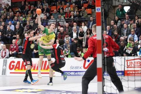 Tim Stefan (VfL Eintracht Hagen 36) gegen Jo Gerrit Genz (TuS N-Luebbecke 5)(links) und Dener Jaanimaa (TuS N-Luebbecke 24)(rechts), TuS N-Luebbecke vs VfL Eintracht Hagen, Handball, 2. Bundesliga, 15.02.2019, TuS N-Luebbecke vs VfL Eintracht Hagen, Handball, 2. Bundesliga, 15.02.2019 Luebbecke Copyright: xEIBNER JanxStrohdiekx EP_JSK