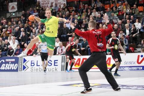 Daniel Mestrum (VfL Eintracht Hagen 33) gegen Joel Birlehm (TuS N-Luebbecke 35)(rechts) , TuS N-Luebbecke vs VfL Eintracht Hagen, Handball, 2. Bundesliga, 15.02.2019, TuS N-Luebbecke vs VfL Eintracht Hagen, Handball, 2. Bundesliga, 15.02.2019 Luebbecke Copyright: xEIBNER JanxStrohdiekx EP_JSK