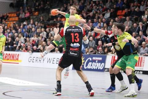 Tim Stefan (VfL Eintracht Hagen 36) gegen Marko Bagaric (TuS N-Luebbecke 13)(vorne) , TuS N-Luebbecke vs VfL Eintracht Hagen, Handball, 2. Bundesliga, 15.02.2019, TuS N-Luebbecke vs VfL Eintracht Hagen, Handball, 2. Bundesliga, 15.02.2019 Luebbecke Copyright: xEIBNER JanxStrohdiekx EP_JSK