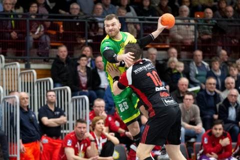 Luebbecke, Deutschland 15.02.2019: 2. Handball Bundesliga - 2018 2019 - TuS-N-Luebbecke vs. VfL Eintracht Hagen (L-R) Andreas Bornemann (Hagen), Lukasz Gierak (Luebbecke) Luebbecke Nordrhein-Westfalen Deutschland Merkur Arena