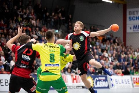 Luebbecke, Deutschland 15.02.2019: 2. Handball Bundesliga - 2018 2019 - TuS-N-Luebbecke vs. VfL Eintracht Hagen (L-R) Moritz Schade (Luebbecke), Dragan Tubic (Hagen), Jonas Dell (Hagen), Dener Jaanimaa (Luebbecke) Luebbecke Nordrhein-Westfalen Deutschland Merkur Arena