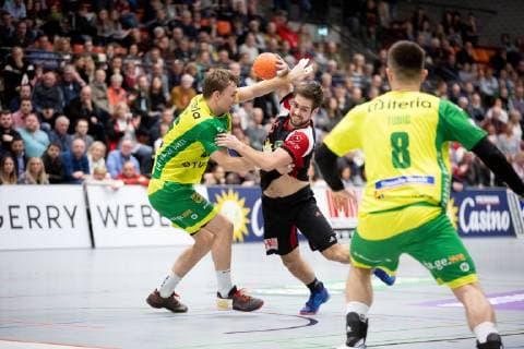 Luebbecke, Deutschland 15.02.2019: 2. Handball Bundesliga - 2018 2019 - TuS-N-Luebbecke vs. VfL Eintracht Hagen (L-M) Jonas Dell (Hagen), Kenji Hövels Hoevels (Luebbecke) Luebbecke Nordrhein-Westfalen Deutschland Merkur Arena