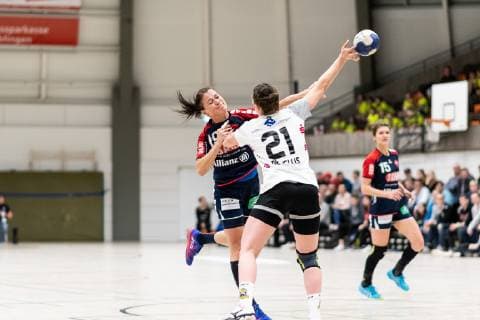 Lisa Gebhard (SG H2Ku Herrenberg Kuties 19), Louisa de Bellis (VfL Waiblingen 21), VfL Waiblingen Tigers vs. SG H2Ku Herrenberg Kuties , Handball, 2.Bundesliga, Frauen, HBF, Saison 18 19, 15.02.2019, VfL Waiblingen Tigers vs. SG H2Ku Herrenberg Kuties , Handball, 2.Bundesliga, Frauen, HBF, Saison 18 19, 15.02.2019 Waiblingen Copyright: xEIBNER WolfgangxFrankx EP_WFK