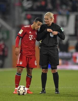 Sport Themen der Woche KW07 15.02.2019, Fussball 1. Bundesliga 2018 2019, 22. Spieltag, FC Augsburg - FC Bayern München, in der WWK-Arena Augsburg. Schiedsrichterin Bibiana Steinhaus bei Thiago (li, FC Bayern München). ***DFL and DFB regulations prohibit any use of photographs as image sequences and or quasi-video.*** *** 15 02 2019 Football 1 Bundesliga 2018 2019 22 Matchday FC Augsburg FC Bayern München in der WWK Arena Augsburg Referee Bibiana Steinhaus at Thiago li FC Bayern München DFL and DFB regulations prohibit any use of photographs as image sequences and or quasi video