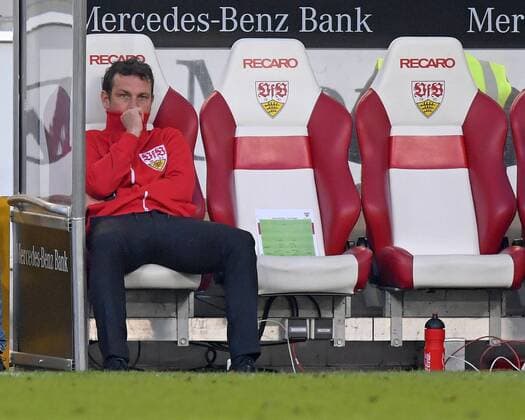 Sport Themen der Woche KW07 Sport Bilder des Tages 16.02.2019, Fussball 1. Bundesliga 2018 2019, 22. Spieltag, VfB Stuttgart - RB Leipzig, im Daimler-Stadion Stuttgart. Trainer Markus Weinzierl (li, Stuttgart) frustriert zusammengesunken auf seiner Bank. ***DFL and DFB regulations prohibit any use of photographs as image sequences and or quasi-video.*** *** 16 02 2019 Football 1 Bundesliga 2018 2019 22 Matchday VfB Stuttgart RB Leipzig at Daimler Stadion Stuttgart Coach Markus Weinzierl li Stuttgart frustrated sunk down on his bench DFL and DFB regulations prohibit any use of photographs as image sequences and or quasi video
