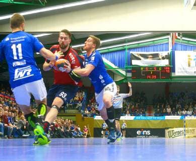 René Drechsler (Wilhelmshaven) sucht die Lücke zwischen Benas Petreikis (Aue, links) und Eric Meinhardt (Aue) Handball 2.Liga 2018 19 EHV Aue - Wilhelmshavener HV am 16.2.2019 EHV Aue - Wilhelmshavener HV