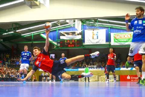 Torwurf von Yannick Pust (Wilhelmshaven) , rechts Jan Faith (Aue) Handball 2.Liga 2018 19 EHV Aue - Wilhelmshavener HV am 16.2.2019 EHV Aue - Wilhelmshavener HV