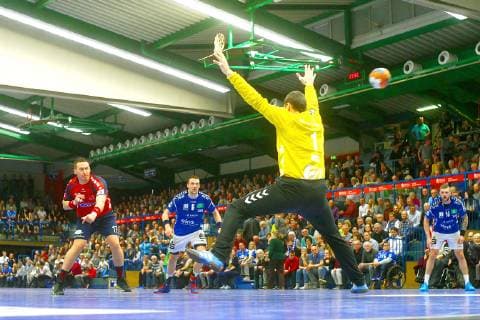 Per Siebenmeter überwindet Evgeny Vorontsov (Wilhelmshaven) Torhüter Radek Musil (Aue) Handball 2.Liga 2018 19 EHV Aue - Wilhelmshavener HV am 16.2.2019 EHV Aue - Wilhelmshavener HV